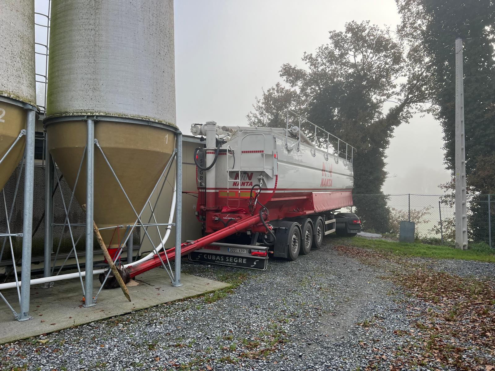 Camión de Transportes Jamardo descargando pienso a granel en silos
