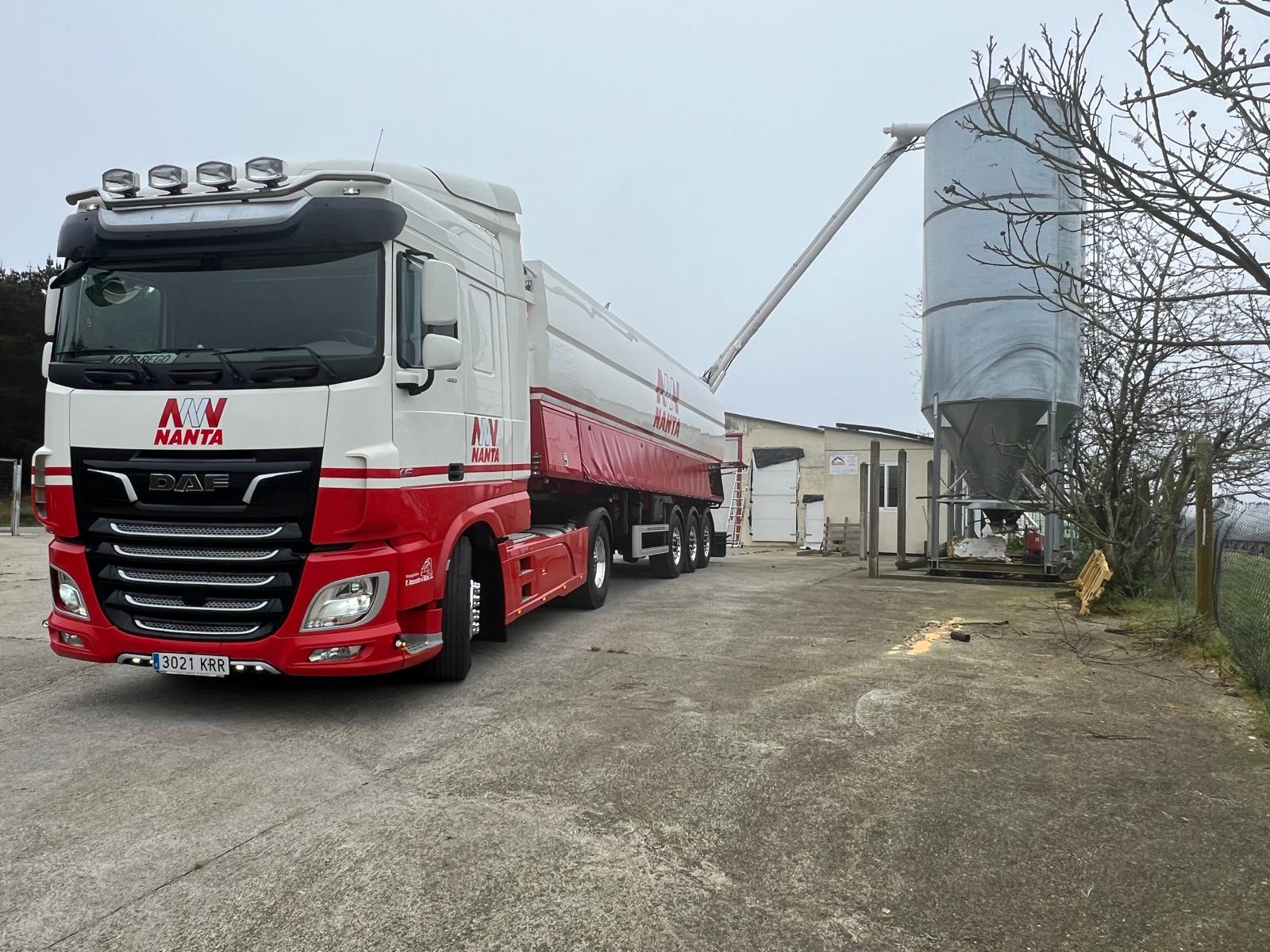 Camión de Transportes Jamardo junto a silos e instalaciones agrícolas