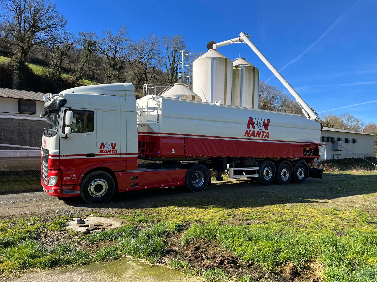 Camión de Transportes Jamardo realizando reparto de pienso a granel en una granja
