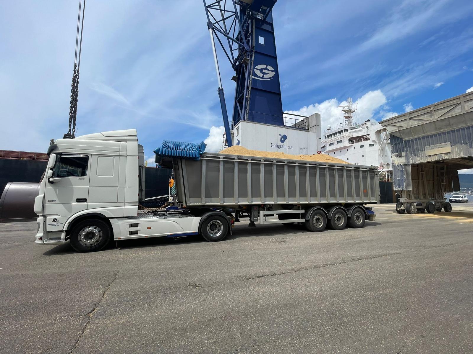 Camión con bañera basculante de Transportes Jamardo en instalaciones portuarias